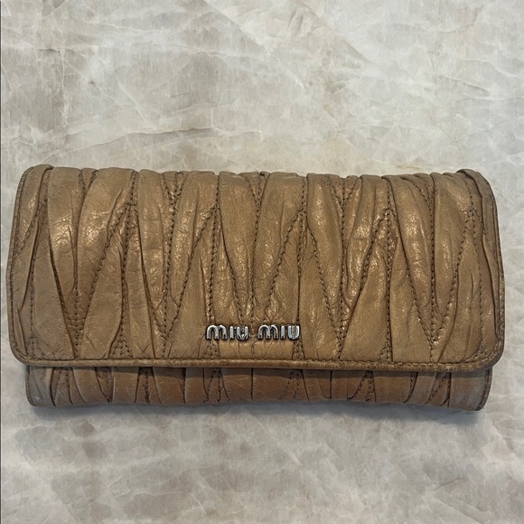 Miu Miu Tan Matelasse Wallet in Chain GUC - Picture 1 of 17